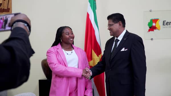 Officieel NPO-beeld van Ons Suriname