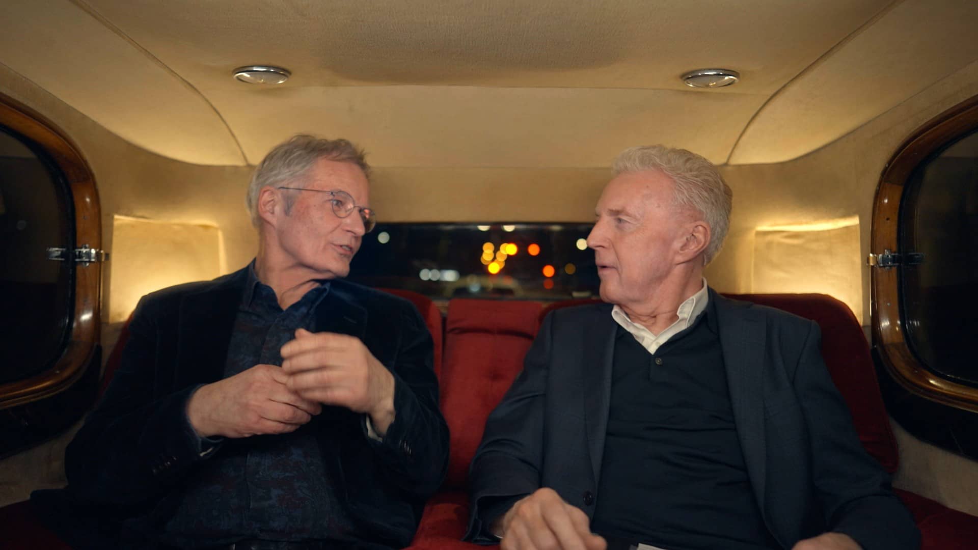 op de achterbank met andre van duin