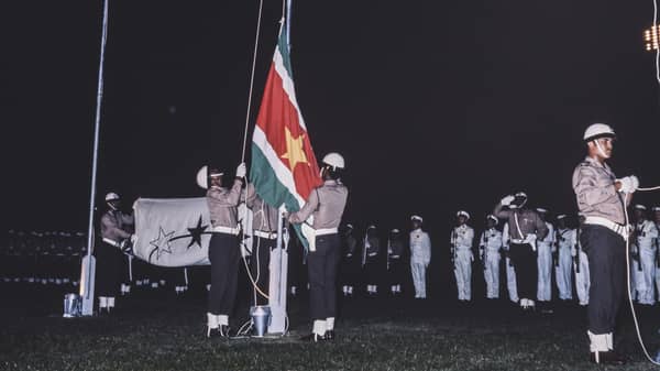 Officieel NPO-beeld van NOS Suriname 50 jaar onafhankelijk