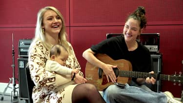 Vier Handen Op Eén Buik