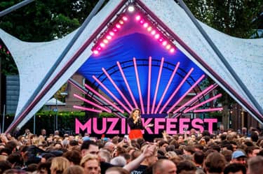 Klik hier om Muziekfeest op het Plein van 24 juli te bekijken.